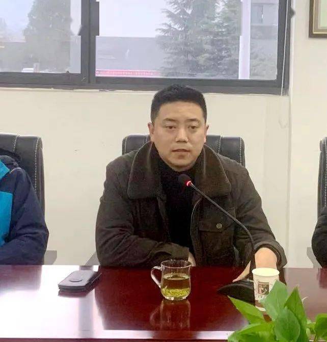 文县第二中学校长许伟