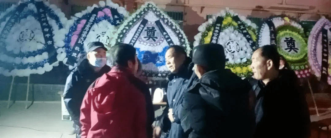 局中心社区建业小区北院有两家办丧事,现场摆放大量烟花爆竹准备燃放