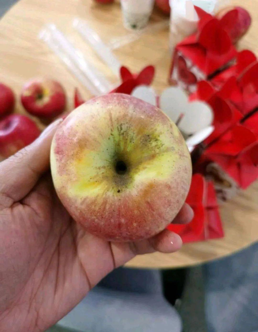 珠海最牛水果店!发烂苹果,霉苹果!商家表示:没办法,我