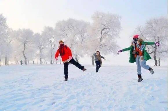 冰天雪地里的东北人,不是每个人都会滑冰,但是每个都会打出溜滑