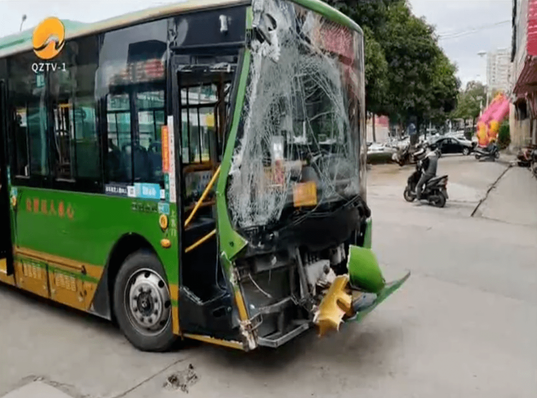 为避让货车 两辆公交车追尾 撞倒绿化带上路灯.