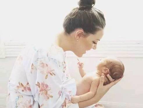 正确抱婴儿姿势视频 a29a3983e37e4915914d7107b961ea47.jpeg