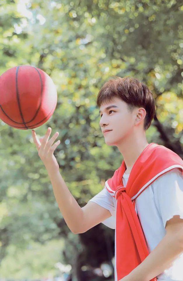 拍照怎么背挺直 ed99d78cb9b043dfa2d2bf70bf575cf6.jpeg