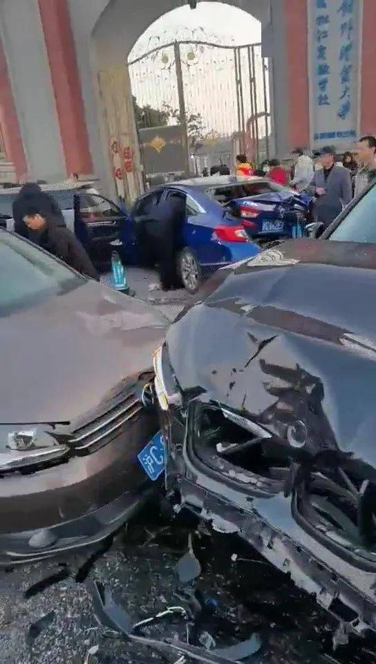 据警方通报,12月22日17时许,松江公安分局接到报警称,辰塔路乐都西路