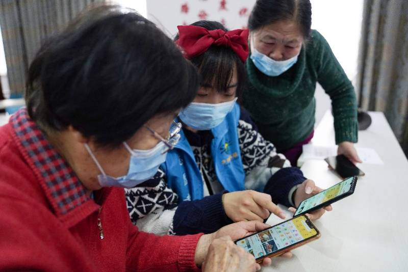 老人|当面倾听老人诉求，广东政务服务甘当“合适老”