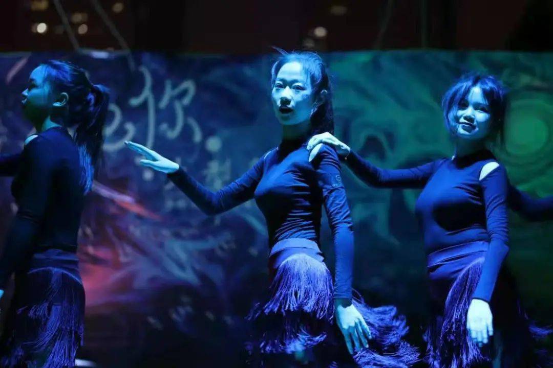 表演人员:王圣雯 张浩新 凌瞳瞳 刘晓娜何 琼 王婉怡 吴 倩 阮晶晶