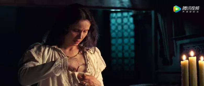 但母亲摁住她的脑袋,要求必须直视杀戮,血腥.伊丽莎白扭过头,不敢看.