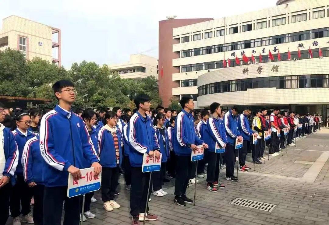 杭州学军中学  学军的校服颜色偏暗,和其严格管理风格较为一致.