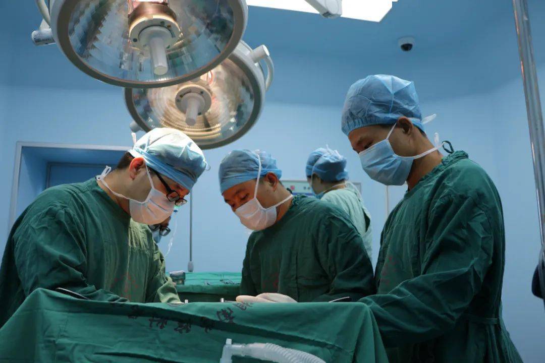 肝胆外科主任彭钊带领团队正在实施肝尾叶巨大肝癌切除术肝胆外科是人体