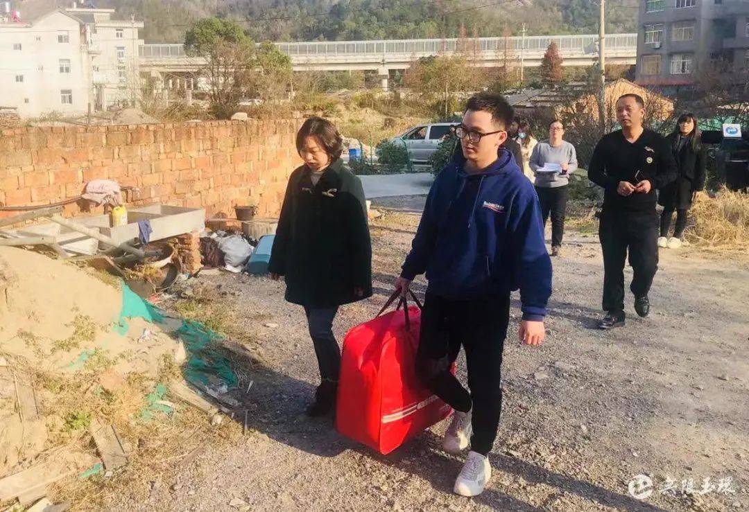 浓溪镇人口_罗小黑战记蓝溪镇(2)