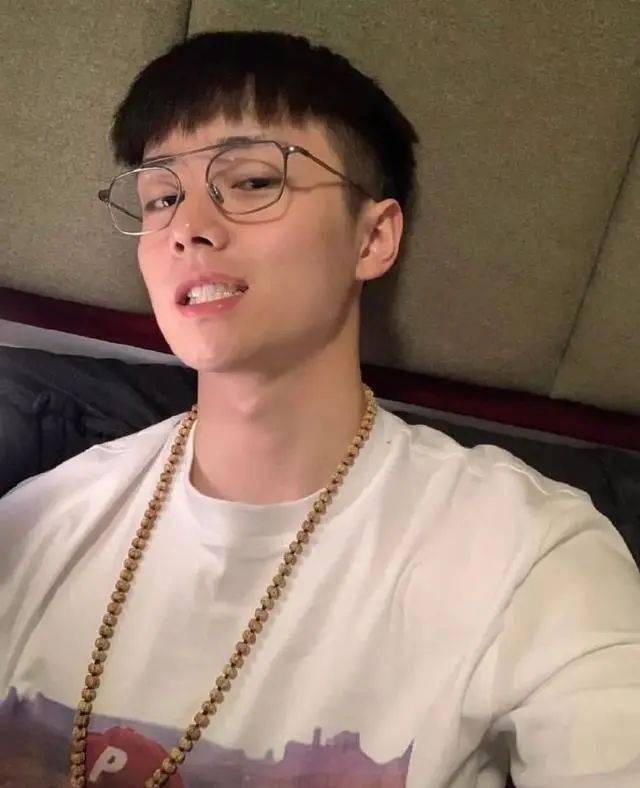 适合戴眼镜男生的发型,挑一款耍帅去吧!