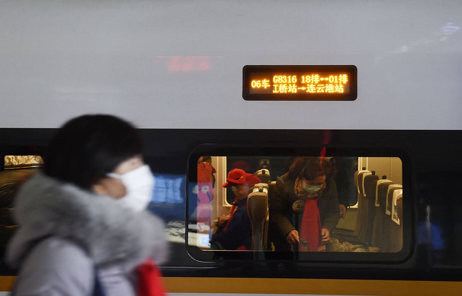 上海至盐城高铁首发 数百上海市民赶往“后花园”