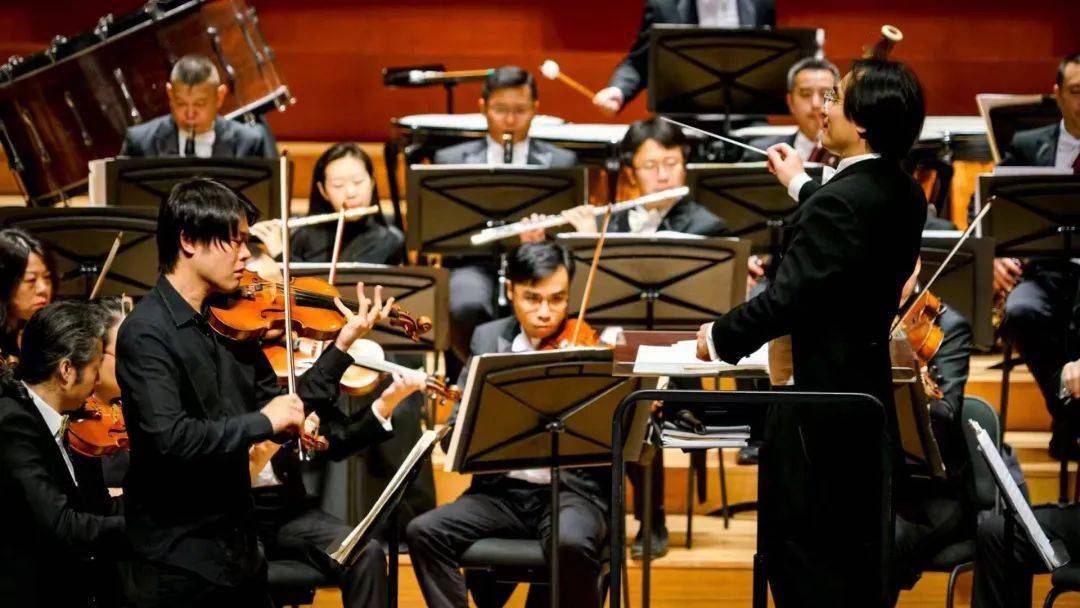 本次新年音乐会由著名指挥家,厦门爱乐乐团艺术总监,首席指挥傅人长执