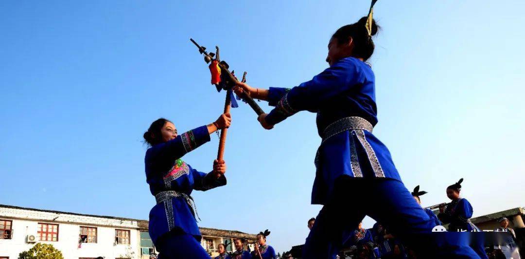 侗族武术月牙铛套路每个班都轮番集体演唱一曲拿手的侗歌节目精彩纷呈