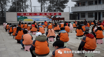 四川南充市罗瑞卿红军小学大林校区法制宣讲反恐防暴演练"双拳"出击