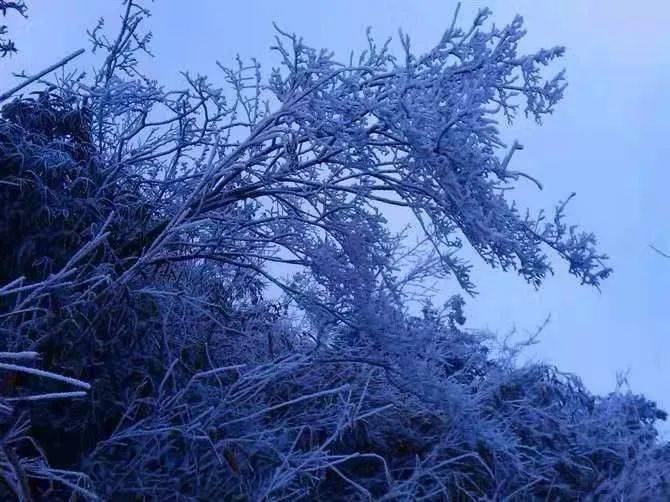 天台山上雪照云光