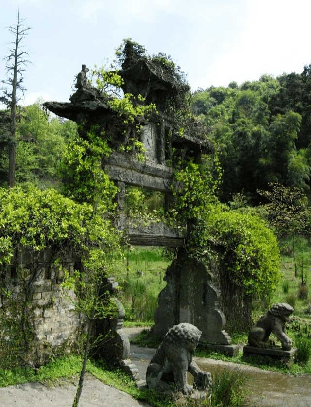 耕香寺内 中国山水画一代宗师 八大山人—朱耷▲耕香寺 济美石坊