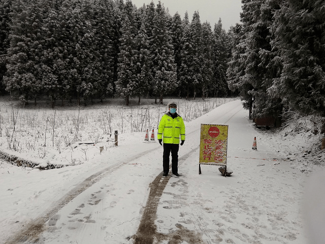 大雪封路行车难 警民联动保安全 涪陵交警彰显最美"雪警"
