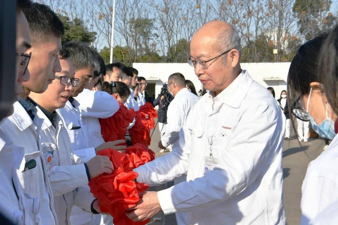 随后,李京桥,左曙光为各部门员工代表授花,潘建新,谷内节一为经销商和