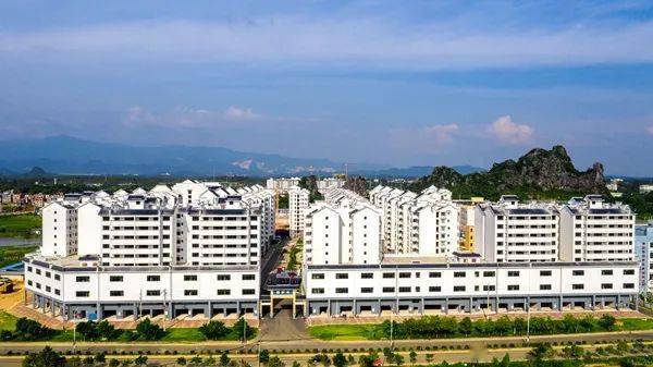 位于钟山县工业园区旁,工业大道旁,依托县城和工业园区发展,建设用地