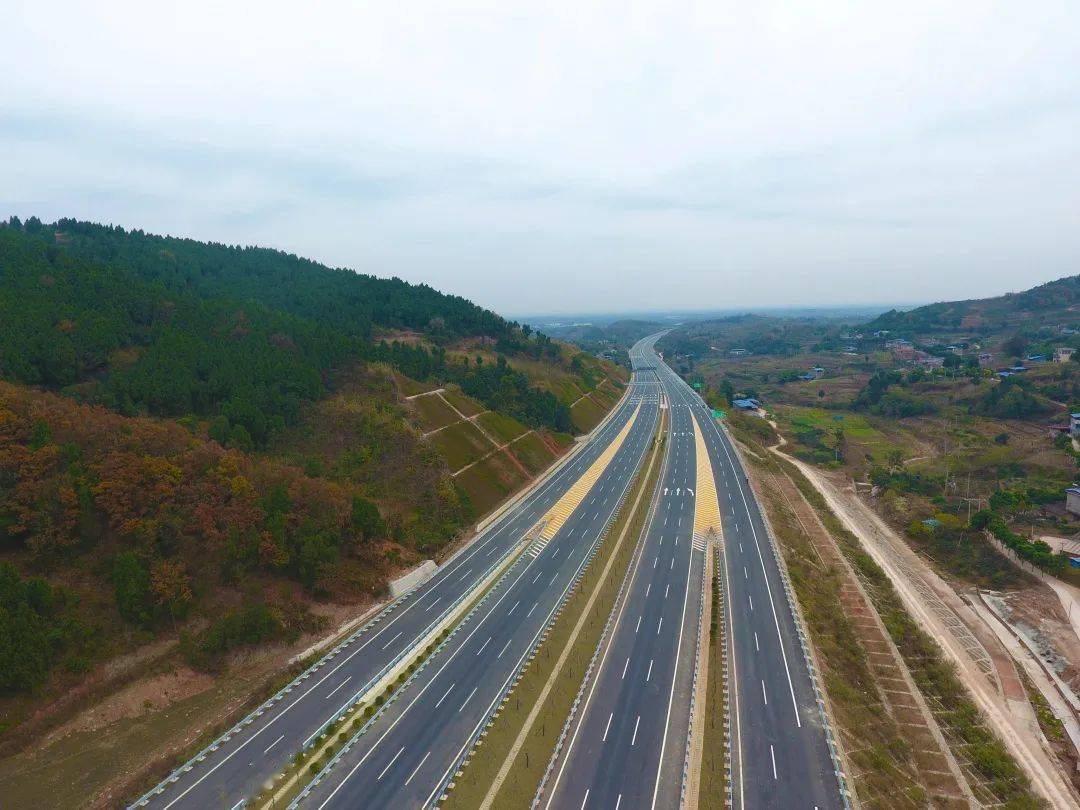 天府机场高速是由中国中铁以bot模式投资建设,总投资约195亿元,线路全