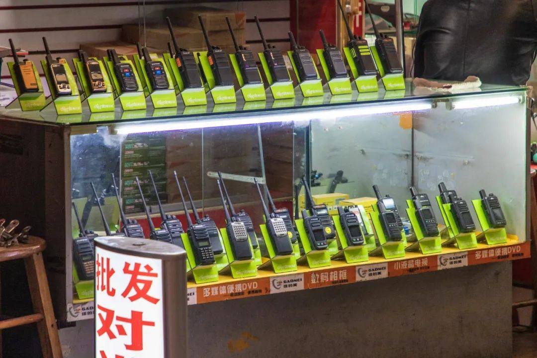 音响设备新品、二手手机、小型卡拉ok机...因有尽有。大沙头 海印电器总汇 「星之光电器城」海印电器