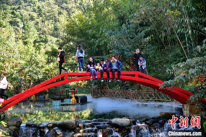 元旦假期游客体验广东清远古龙峡"网红桥". 曾令华 摄