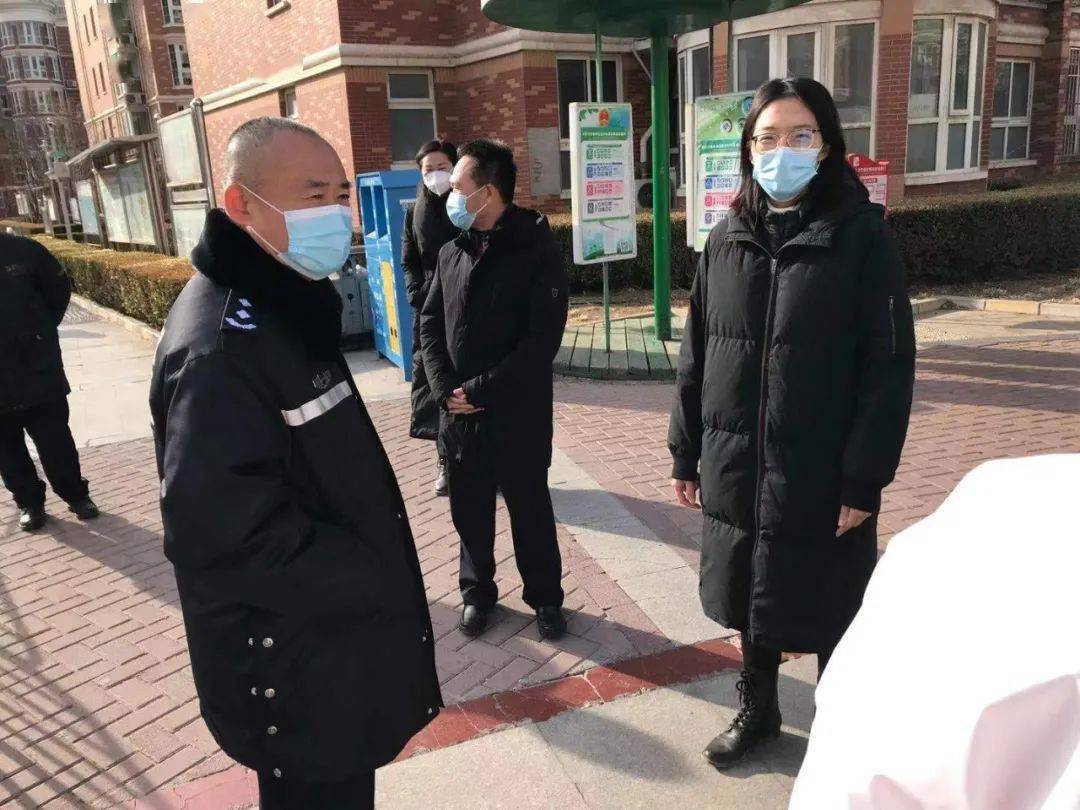 顺义区委常委,宣传部长贺亚兰来到裕龙六区采样点指导核酸采样工作.