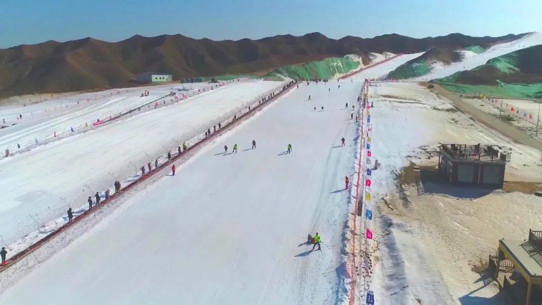 景泰县:冰雪运动带热冬季旅游_滑雪场