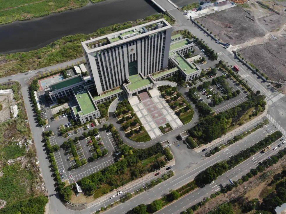 三门县公安局位于滨海新城,单位占地面积22953平米,绿地面积6924平米.