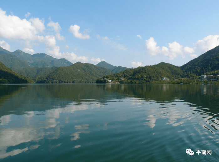 官成水库处于三宝山脚下,依山傍水,环景优雅,约上三五好友,周末的好