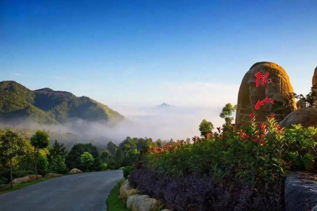 西岩茶乡度假村大埔县西岩茶乡度假村是国家3a级景区,风光秀丽,奇石