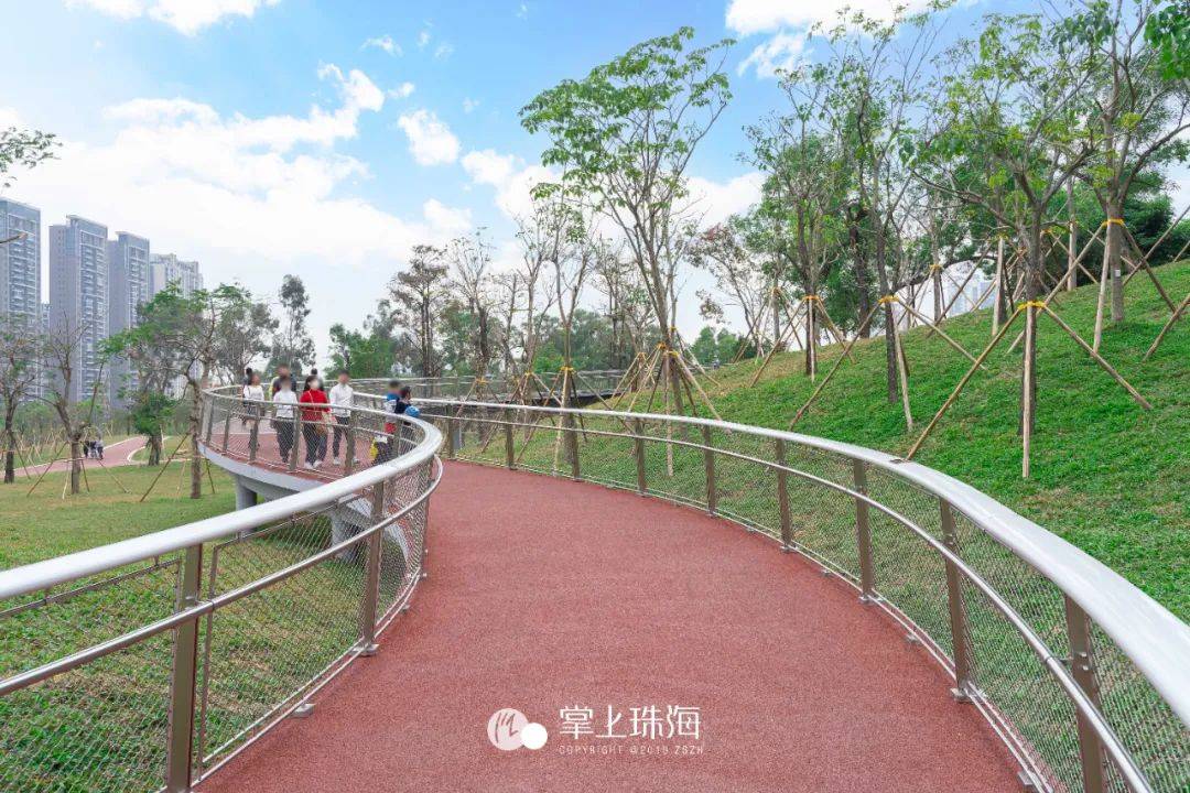 凤凰山山地步道 香山湖示范段 "云栈桥"移步异景 将香山湖三期中庭