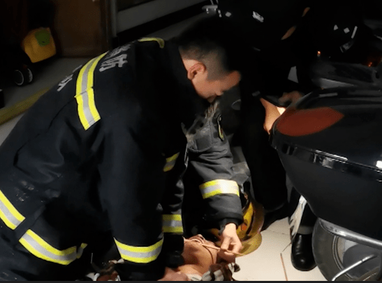 芜湖1男子火场晕厥,消防展开紧急救援!