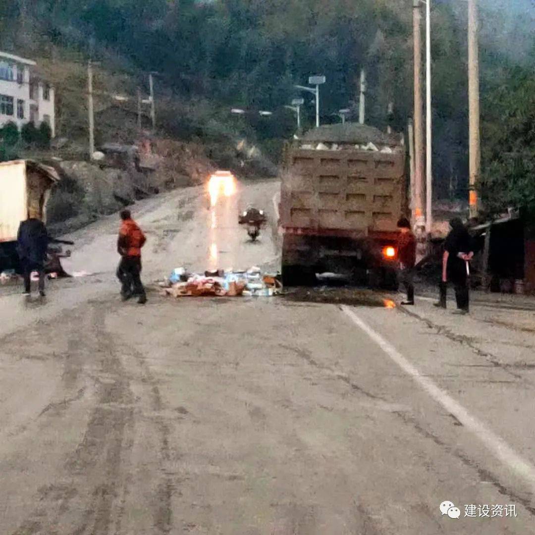 货物散落一地._建设镇