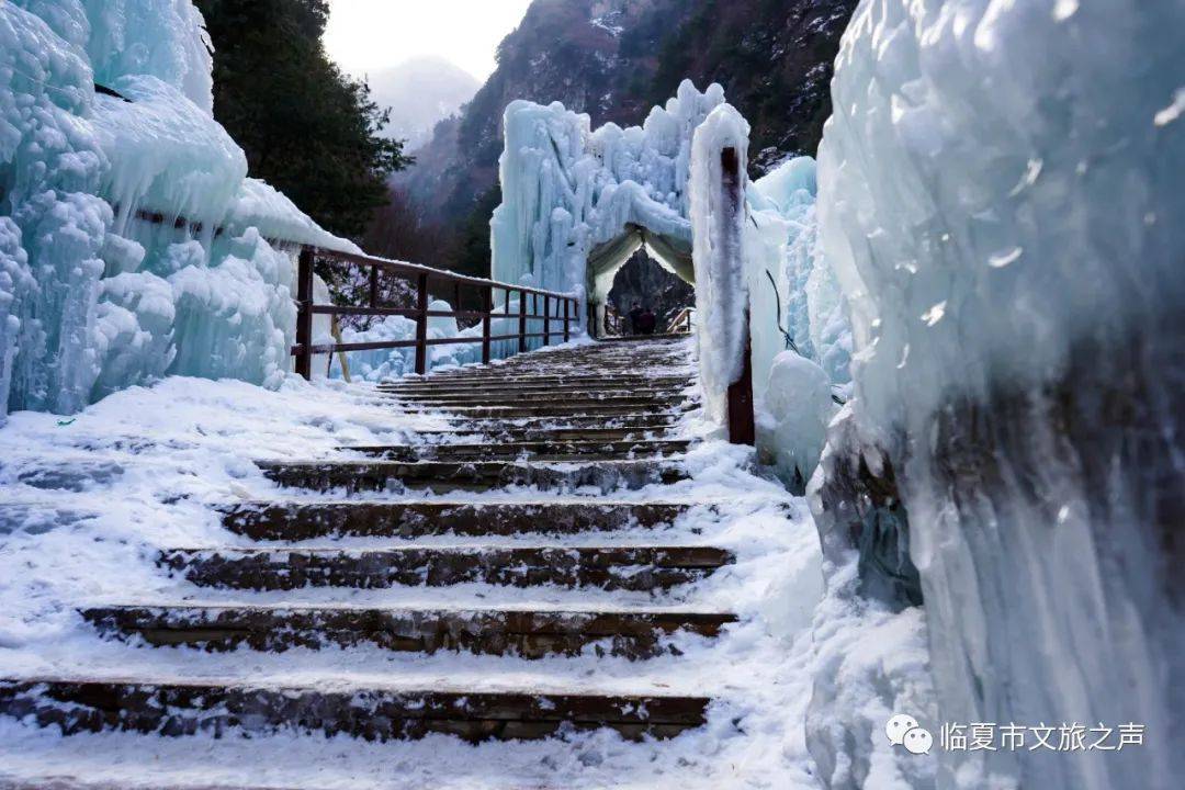 在凌冽寒风中 与好友佳人一起 冬日的大墩峡 变得更加诗情画意 山峰