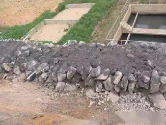 砌筑毛石挡土墙的通病,引致结构安全
