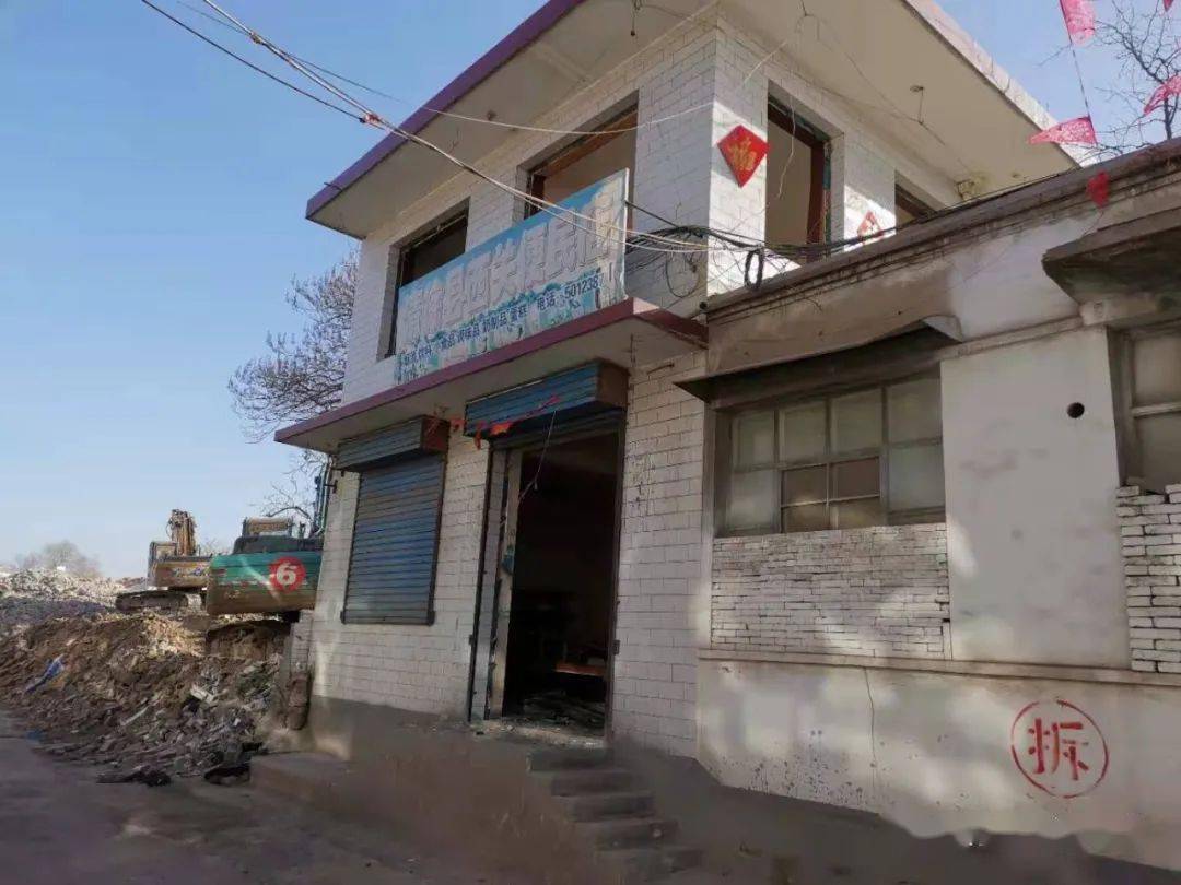 重点工程征拆 清源水城  菜市北街西门洞房屋拆除,居民配合搬迁.