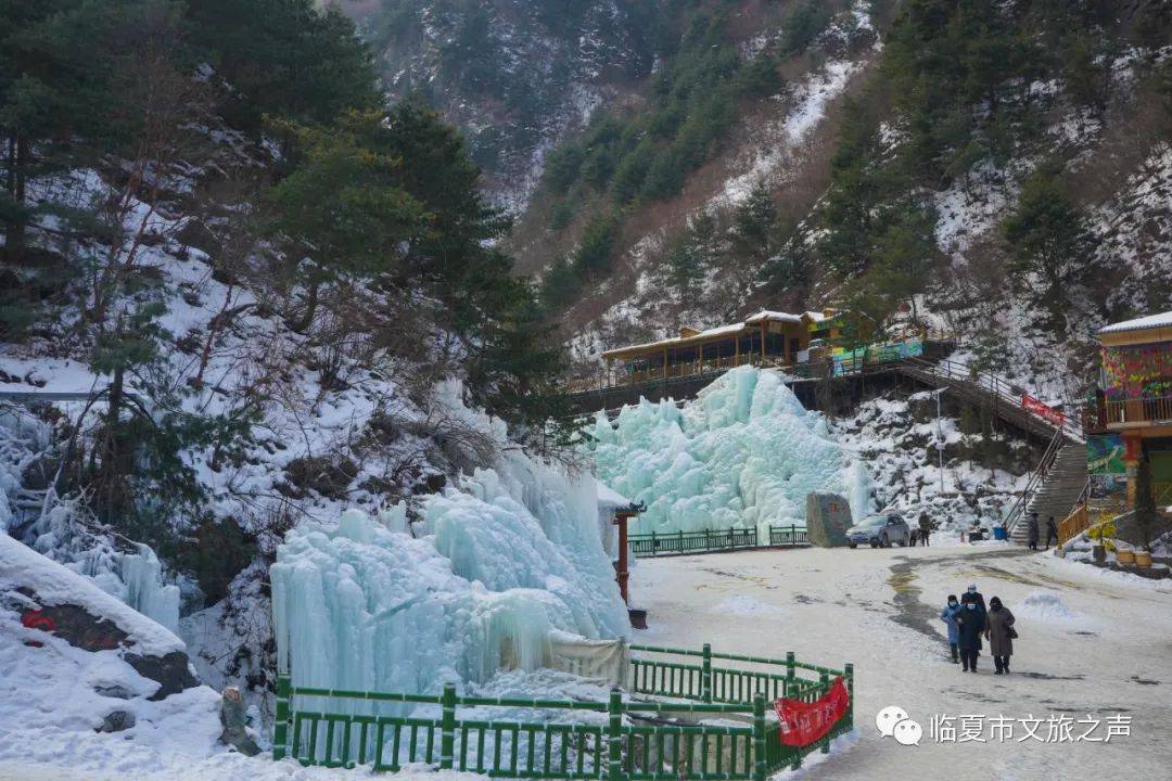 背靠景区冰雪瑶池 在凌冽寒风中 与好友佳人一起 冬日的大墩峡 变得