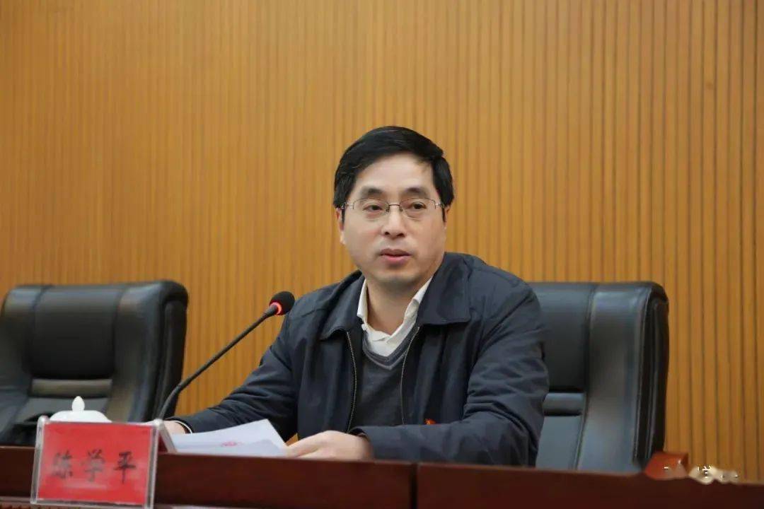 图为省委组织部副部长陈学平在宣布省委决定并作讲话