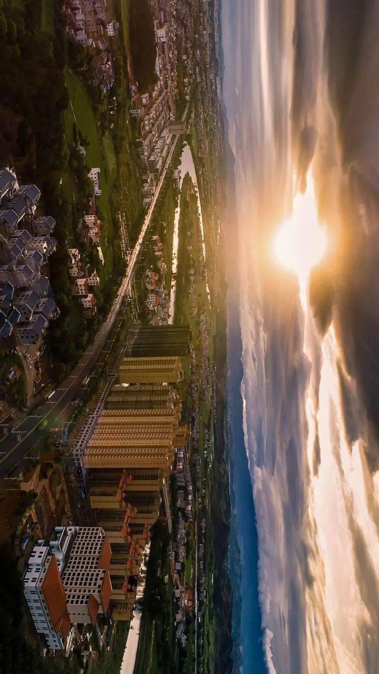从东华岭的高空俯瞰永新城,禾河绕城而过,像一条蓝色的飘带,给这座