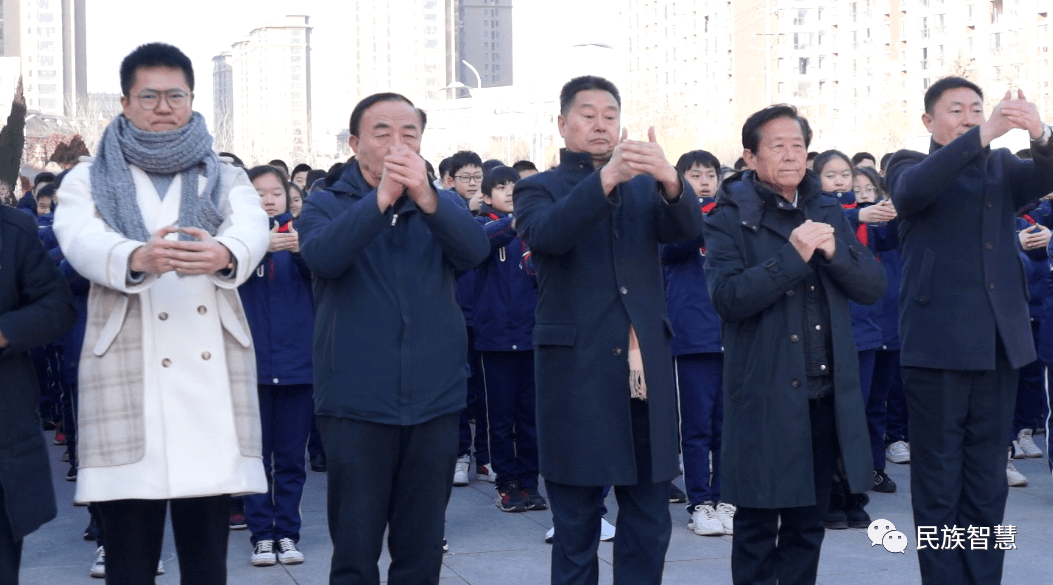 青岛孟子文化研究会副会长孟令军,屈定范,秘书长孟繁胜,青岛华美集团