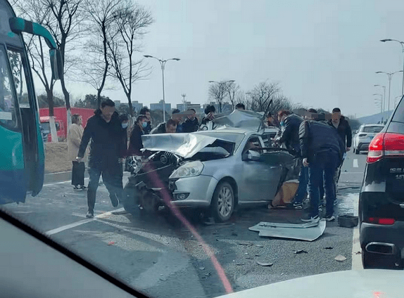 金港大道发生严重车祸!交警,120,消防全都去了!