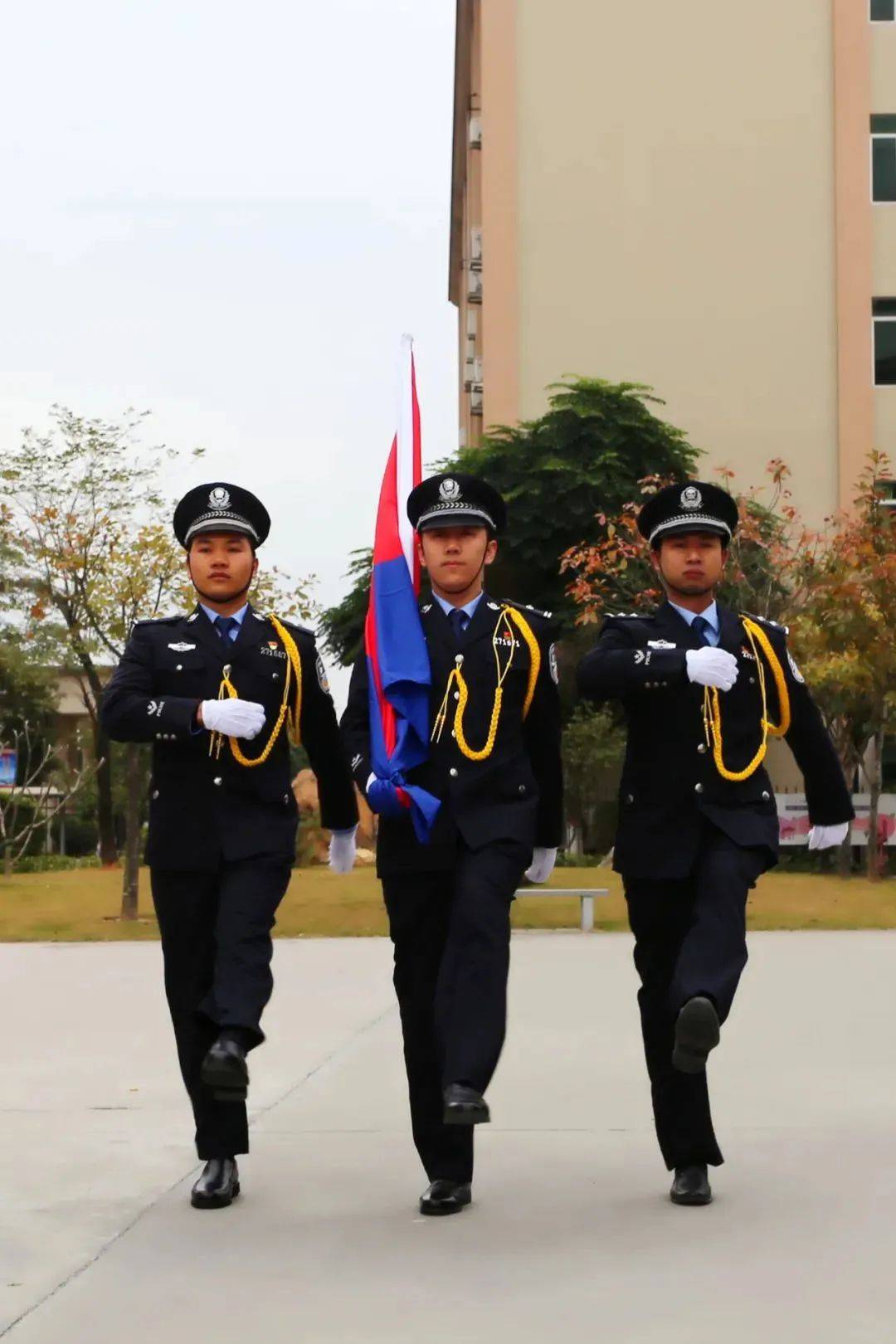 新兴人民警察节日快乐感谢有你