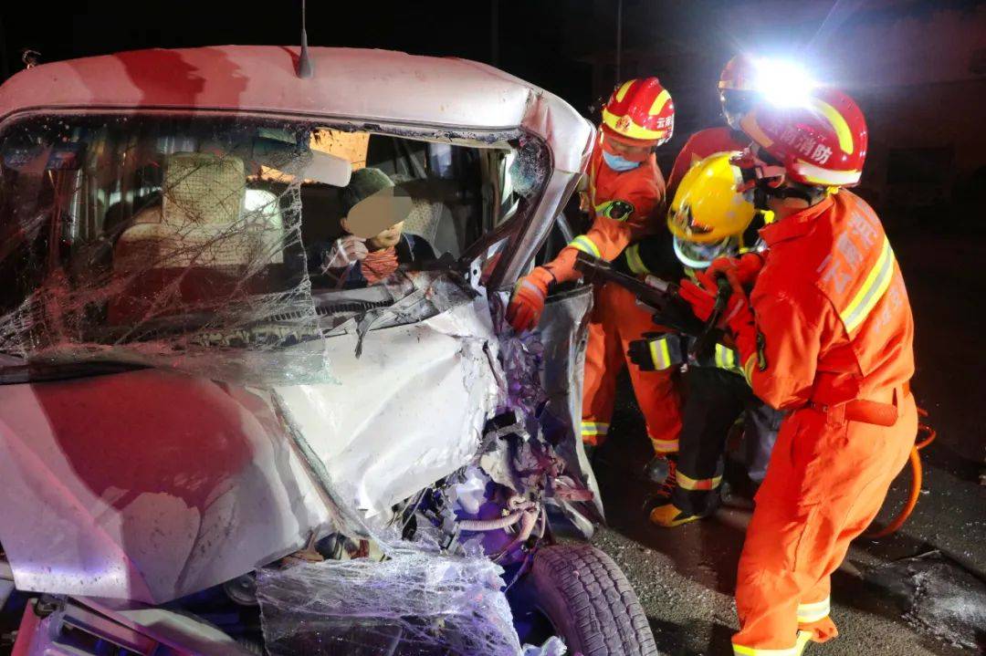 00时50分,宾川县金牛消防站立即出动2车11人前往车祸现场处置.