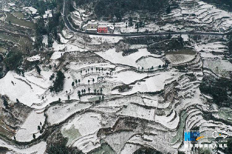 航拍|雪落梯田农家入画来