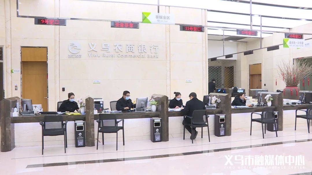 义乌农商银行营业部综合柜员 曹欣童:柜面业务无纸化模式现在正处于