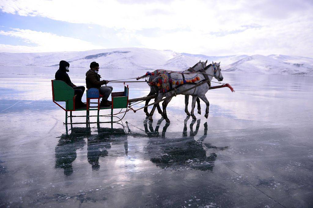 土耳其湖面结冰 游客坐马拉雪橇游览冬季风光
