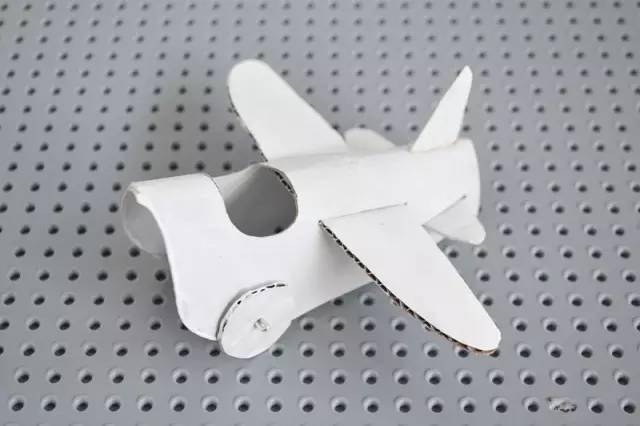 亲子手工-超好玩的飞机小玩具