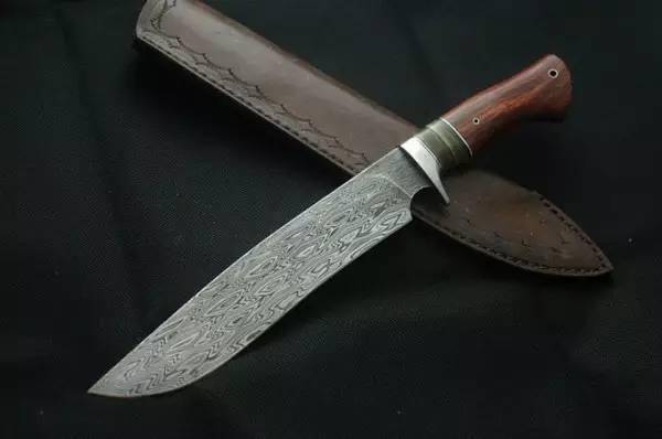 但性能和价值跟古代铸造型乌兹钢大马士革刀相差几个数量级,真正的